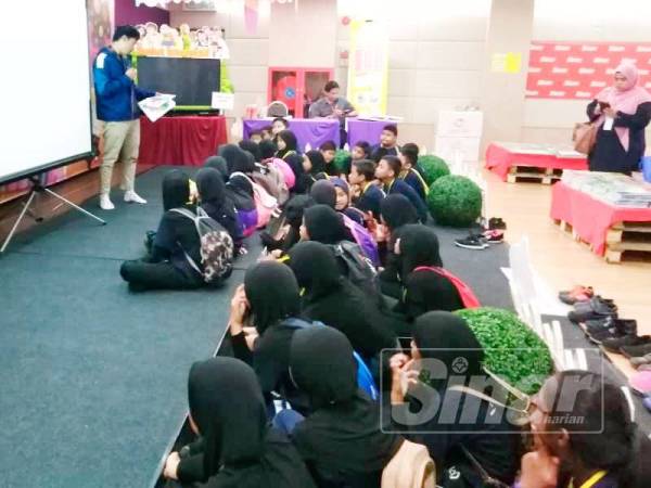 Sebahagian murid SK Berisu, Melaka mendengar penerangan daripada kakitangan Bestari Karangkraf semasa sesi Bestari Talk.