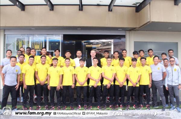 Skuad B-18 kebangsaan kendalian Maloney bergambar di pekarangan Wisma FAM, Kelana Jaya sebelum ke KLIA. -Foto: Football Association of Malaysia (Official)