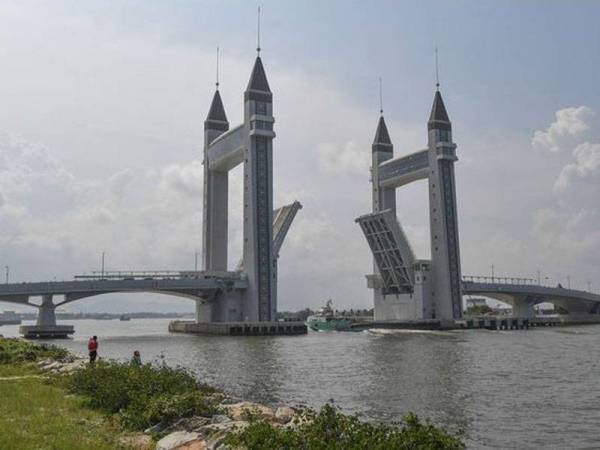 Sehingga kini galeri yang terletak di bahagian paling atas Jambatan Angkat (Drawbridge) telah menerima kedatangan lebih 19,000 pelancong dengan jumlah pelancong mencecah sehingga 2,000 orang sehari terutama pada hujung minggu. - Foto Bernama
