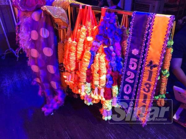 Kalung bunga turut dirampas dalam operasi itu.