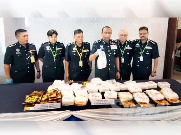 Mohd Khalil menunjukkan pelbagai dadah yang dirampas dalam operasi baru-baru ini.