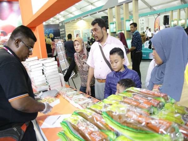 Orang ramai mengunjungi gerai pameran HPPK 2019 Zon Selatan di Angsana Mall.