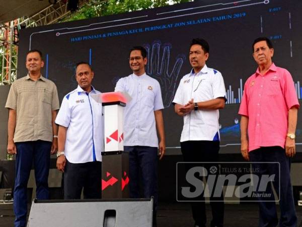 Sheikh Umar (tengah) menyempurnakan simbolik perasmian HPPK 2019 Zon Selatan di Dataran Angsana Mall semalam.