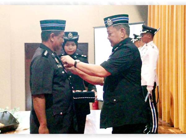 Abdul Hamid menyematkan Pingat Jasa Pahlawan Negara dalam majlis istiadat di Adtec, Jerantut hari ini.