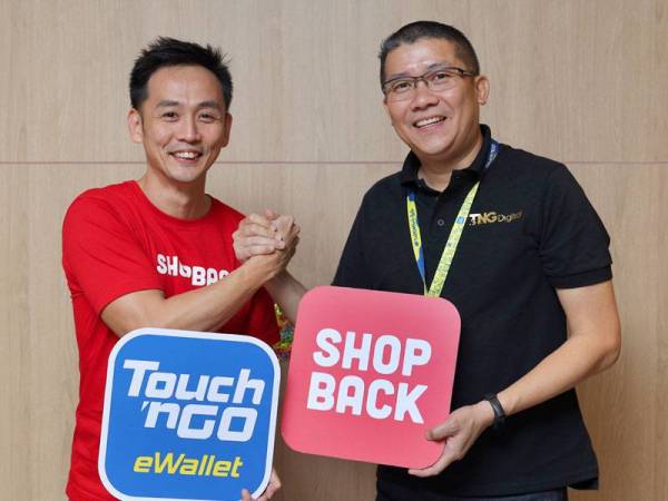 Eddy (kiri) dan Ignatius gembira dapat memberikan pulangan tunai kepada pengguna menerusi usahasama antara ShopBack dan TnG eWallet.