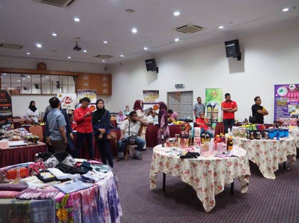 Sebahagian produk keluaran usahawan luar bandar di Kedah yang akan dinilai sebelum dibenarkan untuk pasaran di Asean Mall, Pattani.