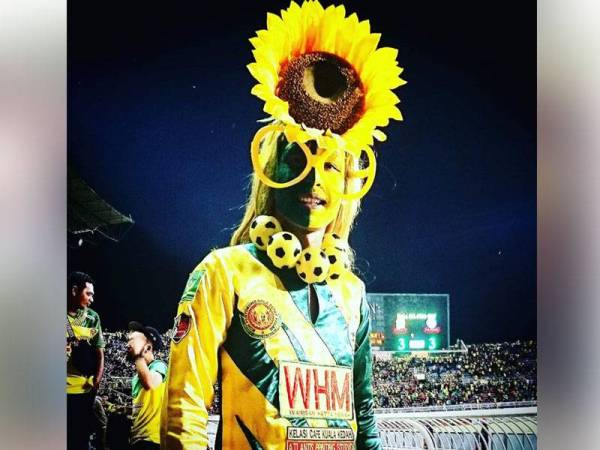 Aksi Zulkifli semasa memakai kostum bunga matahari. FOTO: PUAKA JERAI