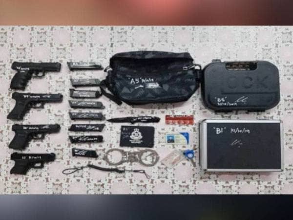 Antara barang dan senjata api yang dirampas polis.