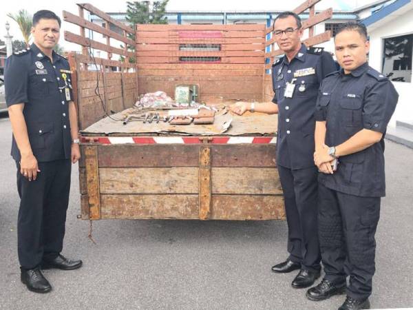 Nor Azmi (tengah) bersama pegawainya menunjukkan barang dirampas pada sidang media di IPD Sabak Bernam hari ini.