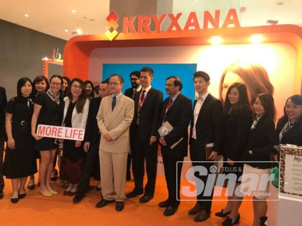 Boon Chye melawat pameran yang disediakan pada Kongres Tahunan Saintifik Persatuan Onkologi Malaysia Ke-31 (ASCOMOS) 2019 hari ini.