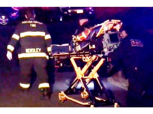 Mangsa yang cedera dipindahkan ke ambulans.