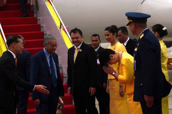 Dr Mahathir dan Dr Siti Hasmah tiba mendarat di Terminal 2, Tentera Udara, Lapangan Terbang Antarabangsa Don Mueang pada jam 4.50 petang waktu Malaysia. - Foto Bernama