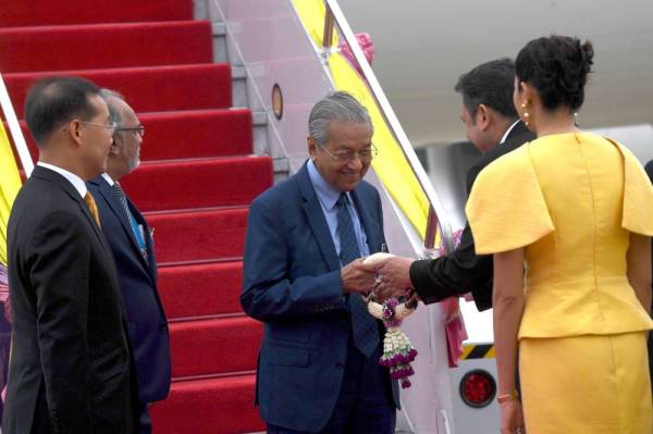 Dr Mahathir dan Dr Siti Hasmah tiba mendarat di Terminal 2, Tentera Udara, Lapangan Terbang Antarabangsa Don Mueang pada jam 4.50 petang waktu Malaysia. - Foto Bernama