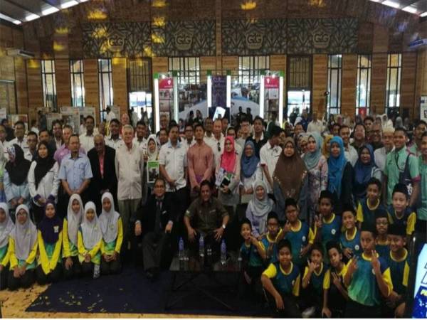 Tetamu kehormat bersama tetamu yang menghadiri perasmian Sambutan Hari Kebajikan Haiwan 2019 di MAEPS hari ini.