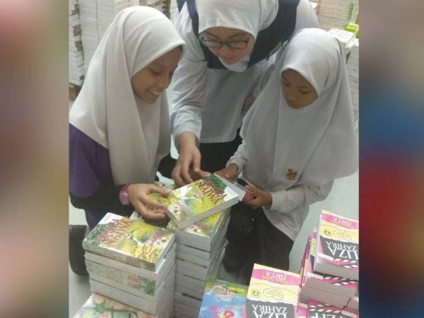 Pelajar sekolah juga memanfaatkan peluang untuk mendapatkan buku pilihan mereka pada harga murah