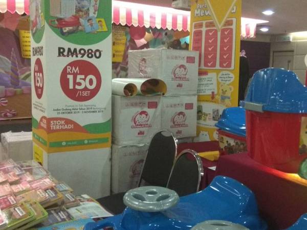 Set buku Little Adib yang dijual pada harga RM150 sepanjang Jualan Gudang Akhir Tahun 2019 kali ini