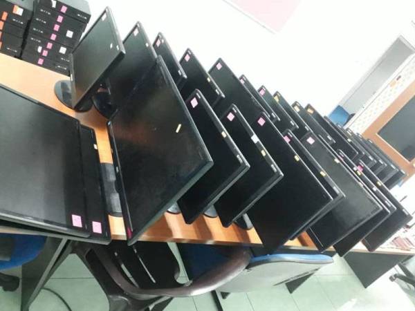 Pelbagai barang disyaki digunakan sindiket dalam kegiatan penipuan pelaburan yang dirampas polis dalam Op Nuri di sebuah rumah di Ambang Botanic, Klang kelmarin.