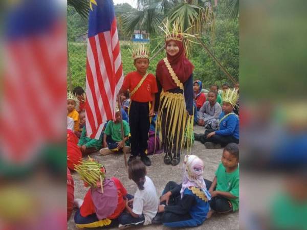Syafeza bersama anak muridnya sempena Sambutan Hari Orang Asli 2019 dan Kembara Merdeka peringkat sekolah.