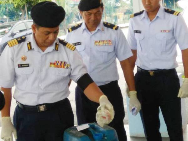 Muhammad (kiri) melihat gelen yang dipercayai dipenuhi minyak petrol.