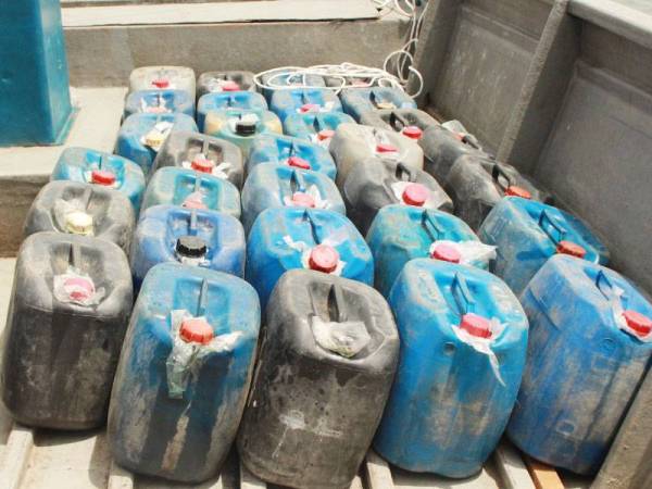 Antara barang rampasan dalam bot berkenaan.