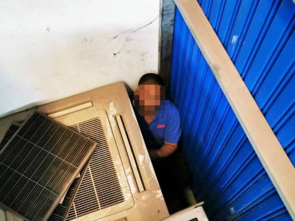 Antara warga asing yang ditahan dalam Ops Bersepadu di premis industri di sekitar Kota Damansara, Petaling Jaya dan Bandar Sultan Suleiman, Klang semalam.