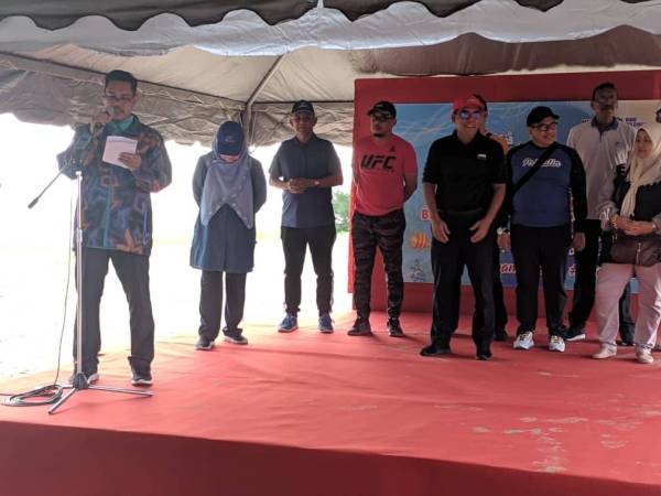 Abd Rahim (tiga kanan) ketika menghadiri program Sayangi Pantai Kita di Balok di sini, hari ini.