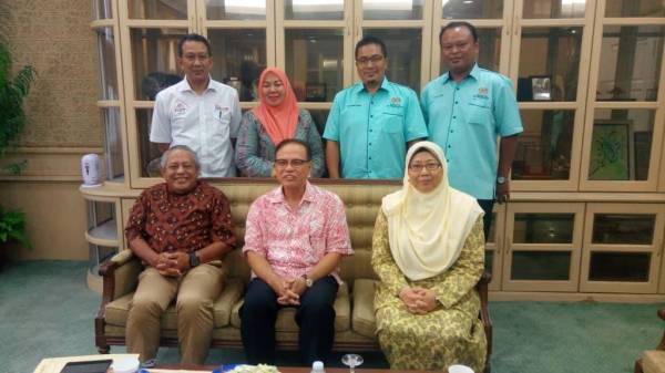 Gambar Fuziah (duduk kanan sekali) ketika mengadakan mesyuarat dengan kerajaan negeri September tahun lalu.