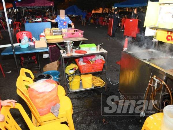 Ruang siar kaki yang dijadikan tempat memasak peniaga.