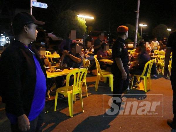 Antara pemilik restoran yang memasang kerusi meja di petak parkir menyebabkan kesesakan dan membahayakan keselamatan pelanggan.