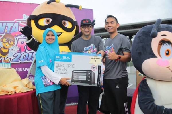 Hasnan (tengah) menyampaikan hadiah cabutan bertuah kepada peserta larian Fantasia Aquapark Fun Run hari ini.