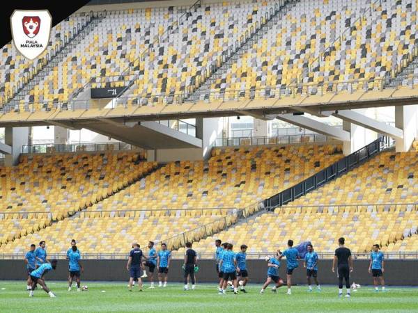 Pemain-pemain JDT giat menjalani latihan menjelang aksi menentang Kedah pada pentas akhir Piala Malaysia malam ini. - Foto Malaysian Football League