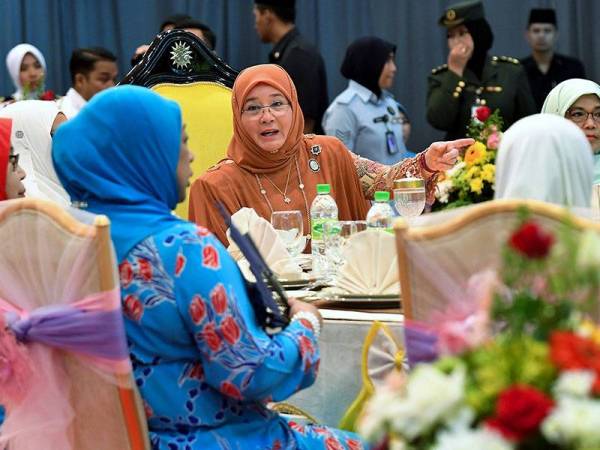 Tunku Azizah berangkat mencemar duli ke Majlis Ramah Mesra Bakat di Rumah Bakat hari ini. - Foto Bernama
