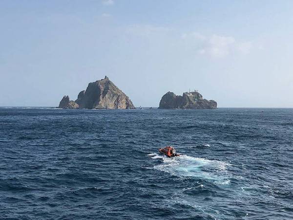 Pengawal Pantai Korea Selatan melakukan rondaan di kawasan sekitar lokasi nahas terbabit. - Foto AFP
