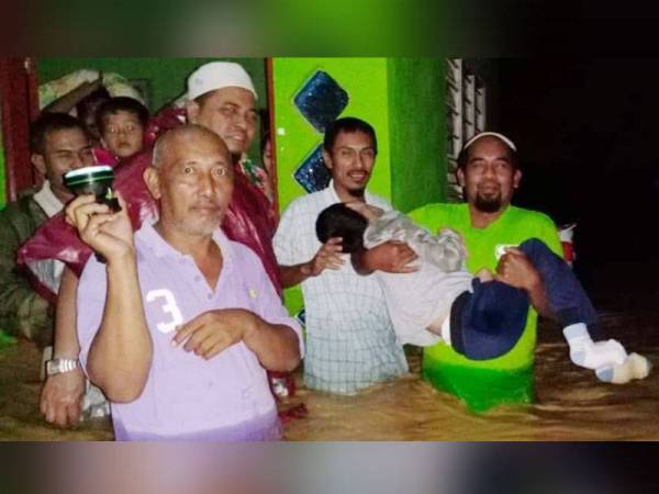 Anak OKU Mohamad Afendi dibawa keluar dari rumah pada jam 3 pagi semalam.