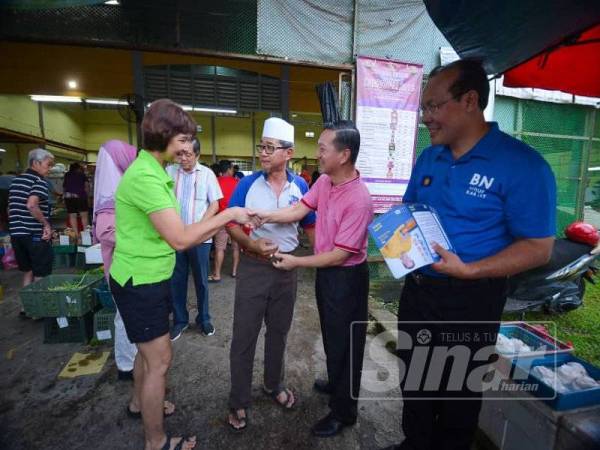 Jeck Seng menyantuni penduduk di Pasar Pagi Pekan Nanas hari ini. - Foto SHARIFUDIN ABDUL RAHIM