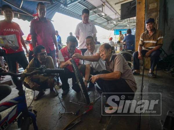 Karmaine menyantuni penduduk di di pasar pagi Pekan Nanas hari ini. - Foto SHARIFUDIN ABDUL RAHIM