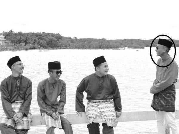 Gambar kenangan Allahyarham (kanan) bersama sepupunya pada Hari Raya Aidilfitir lalu. - Foto Twitter @_kalmosh 