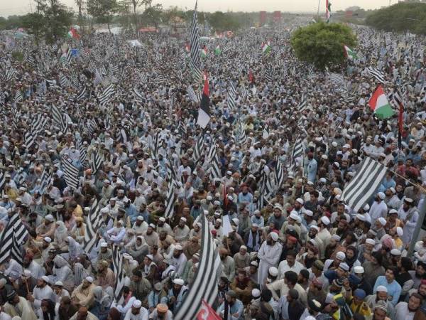 Penyokong JUI berhimpun ketika protes anti kerajaan, Azadi March di Islamabad semalam. - Foto AFP