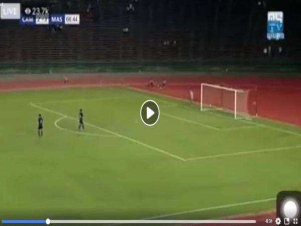 Penjaga gawang Kemboja gagal membaca sepakan yang dibuat oleh Luqman Hakim dalam aksi Kelayakan Kejuaraan B-19 AFC 2020 di Stadium Kebangsaan Olimpik, Phnom Penh semalam.