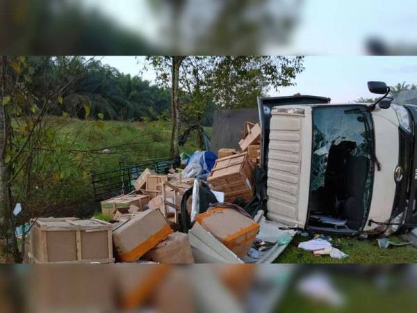 Lori membawa muatan makanan kering terbalik selepas berlanggar bas ekspres dinaiki 26 penumpang. - Foto Ihsan Bomba