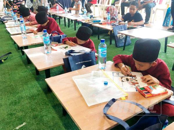 Kanak-kanak menyertai Pertandingan Mewarna yang dianjurkan sempena Sambutan Hari Kebajikan Haiwan 2019.