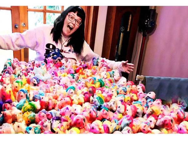 Miranda Worby menunjukkan koleksi patung kudanya.