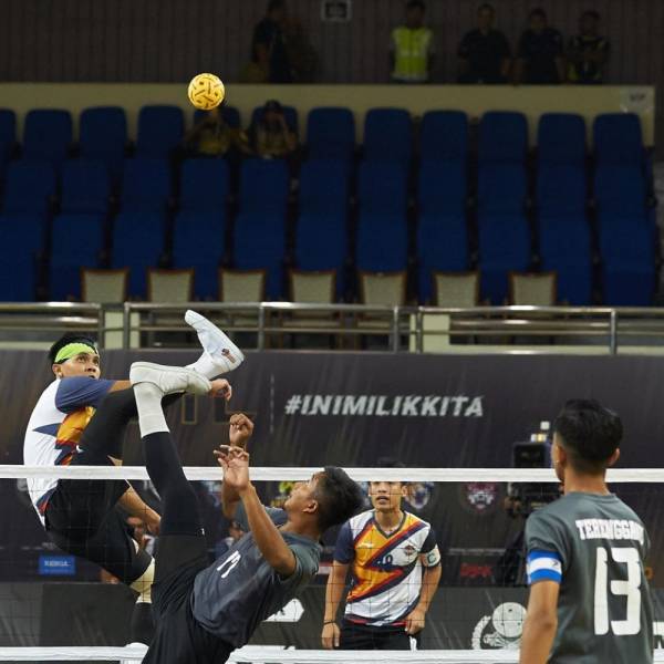 Antara aksi menarik ketika KL Thunder menentang Terengganu Turtles di Stadium Indera Mulia, Ipoh semalam.