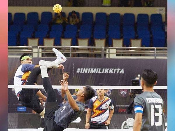 Antara aksi menarik ketika KL Thunder menentang Terengganu Turtles di Stadium Indera Mulia, Ipoh.