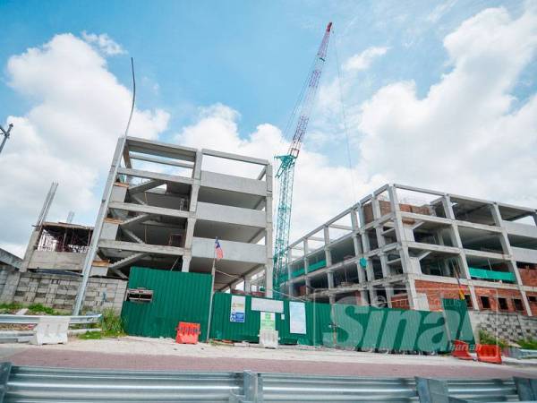 Pembinaan bangunan Pasar Harian Selayang bernilai RM60 juta yang mampu menawarkan lot perniagaan kepada lebih 700 peniaga kini sedang dilaksanakan. - FOTO SHARIFUDIN ABDUL RAHIM