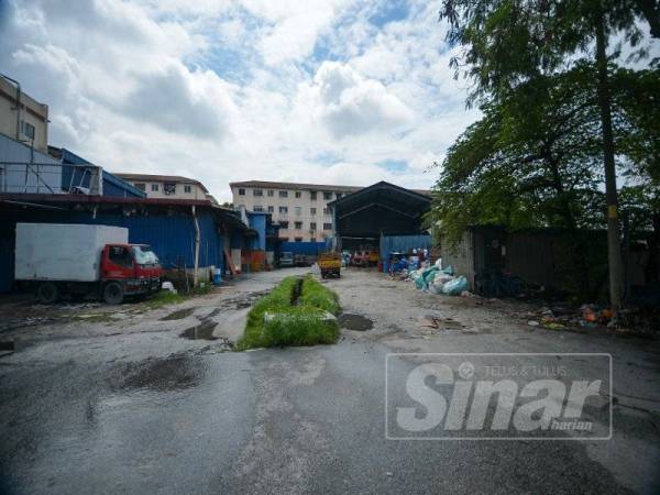 Keadaan sebuah pusat penyembelihan ayam yang didakwa beroperasi secara haram menggusarkan penduduk Rumah Pangsa Taman Selayang Makmur. - Foto SHARIFUDIN ABDUL RAHIM