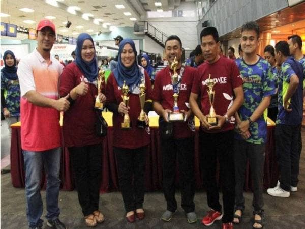 Sebahagian peserta bergambar bersama hadiah kemenangan masing-masing.