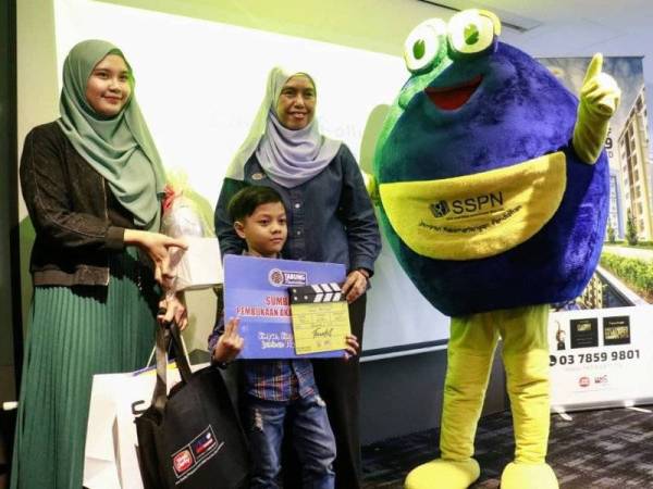 Mastura (tiga dari kiri) menyampaikan hadiah kepada pemenang saguhati pertandingan 'Camera Rolling and... Action!' di Radia Bukit Jelutong. - Foto ihsan PTPTN