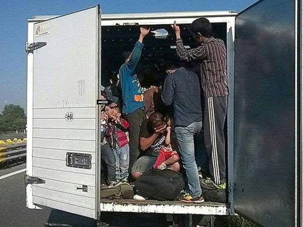 Kebanyakan migran sanggup bersesak dalam trak demi memasuki negara destinasi mereka.