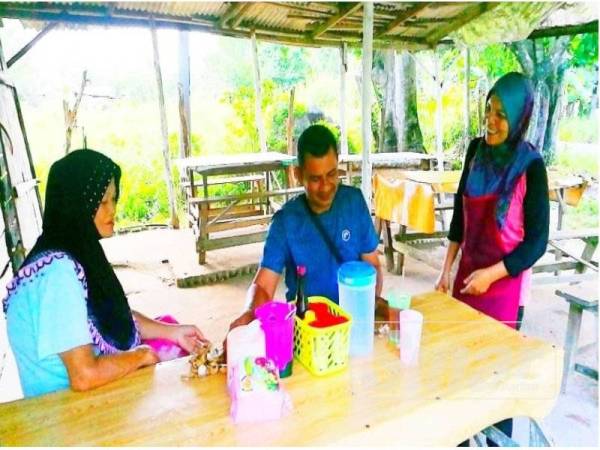 Siti Sarah membuka gerai jualan bihun sup bagi menyara keluarga besarnya.